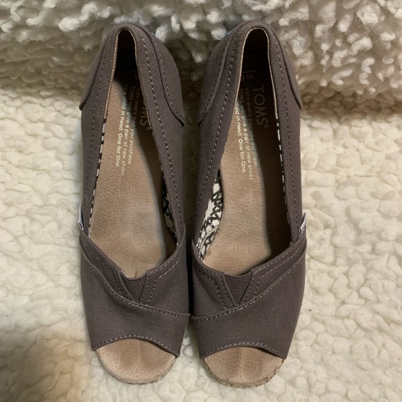 Toms Grey Wedge Sandal, size 6 - Picture 2 of 7